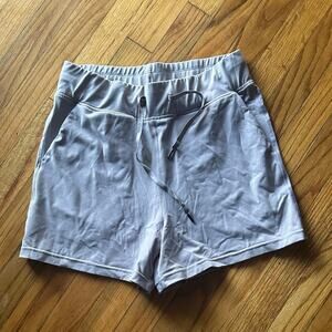 Lululemon On The Fly Lilac Shorts 2.5” Inseam Medium-Rise Size L